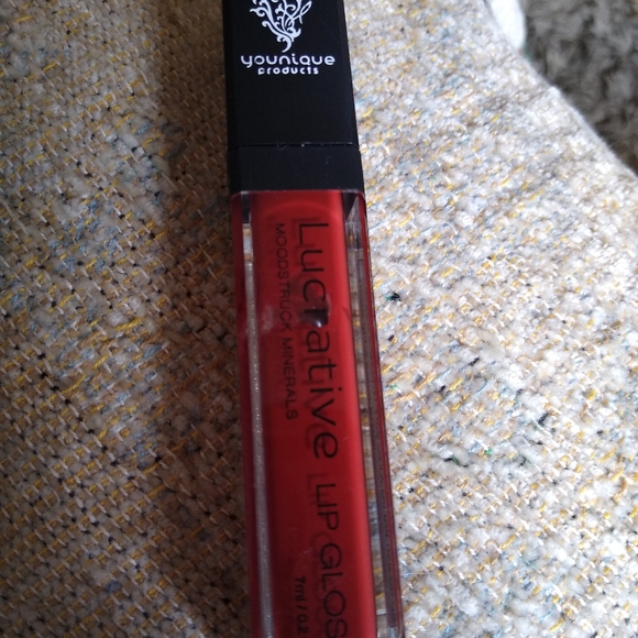 Younique lip gloss - Picture 2 of 2